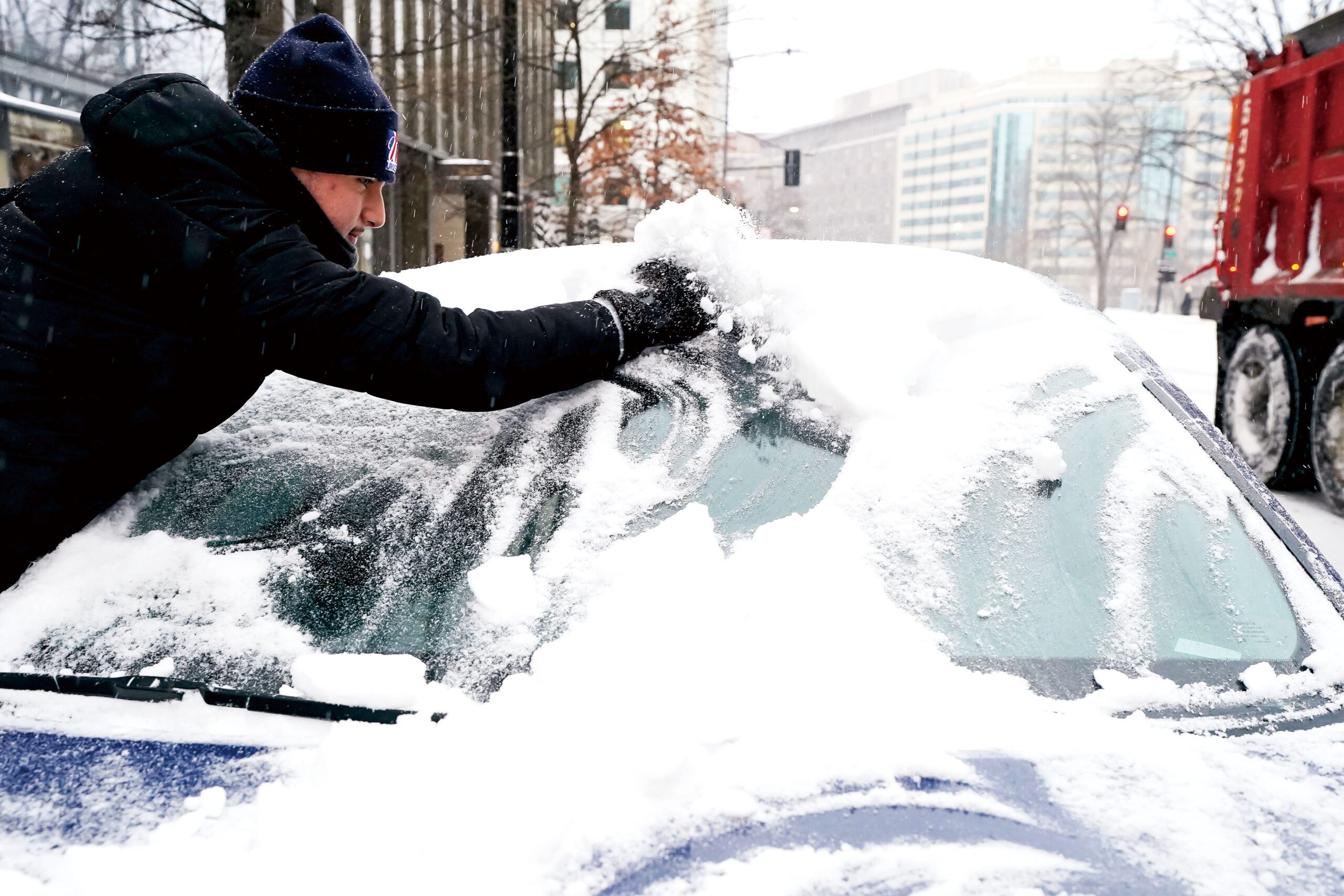 民居停放的汽車被積雪掩埋。路透社