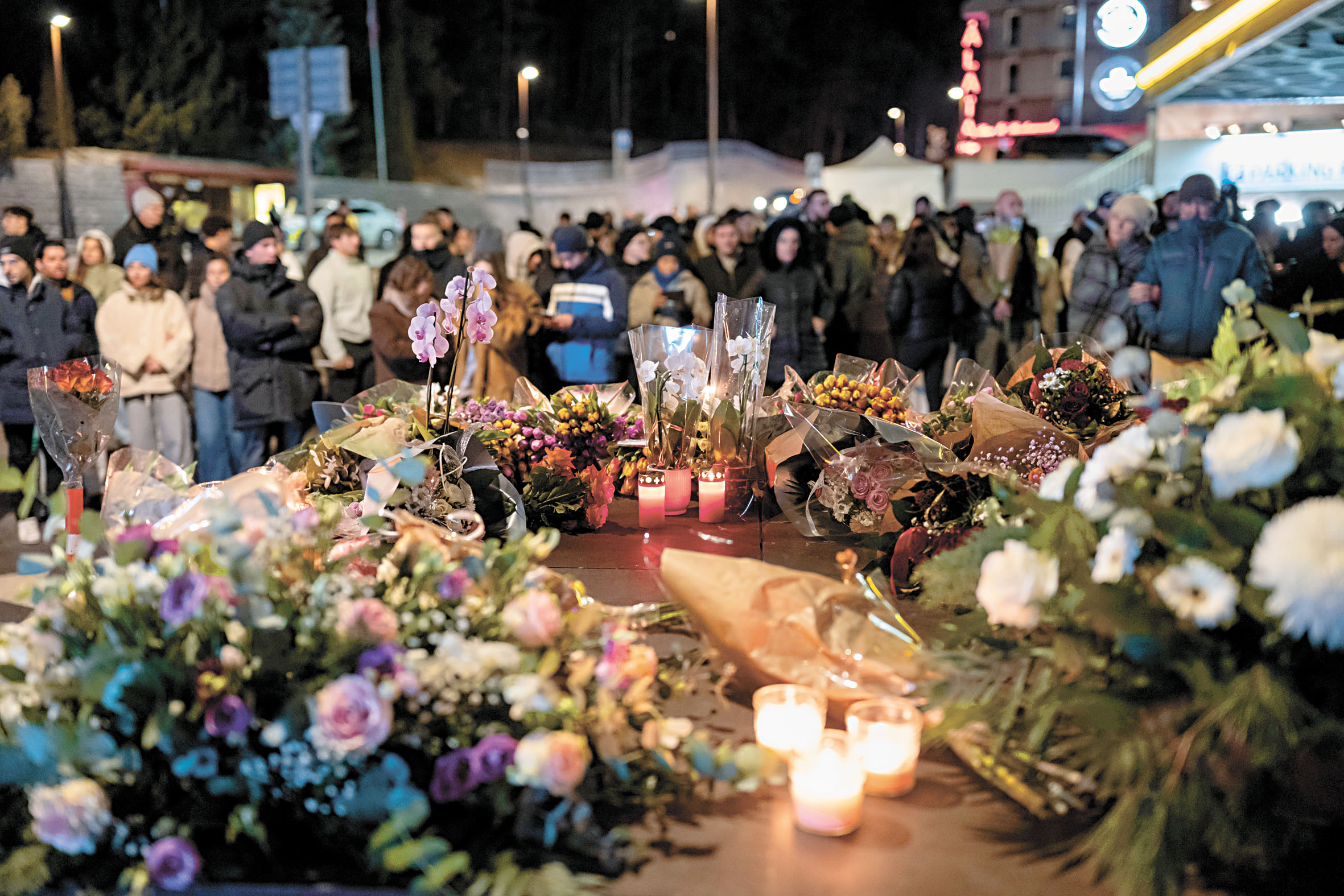 民眾1月1日點亮燭光悼念逝者。美聯社