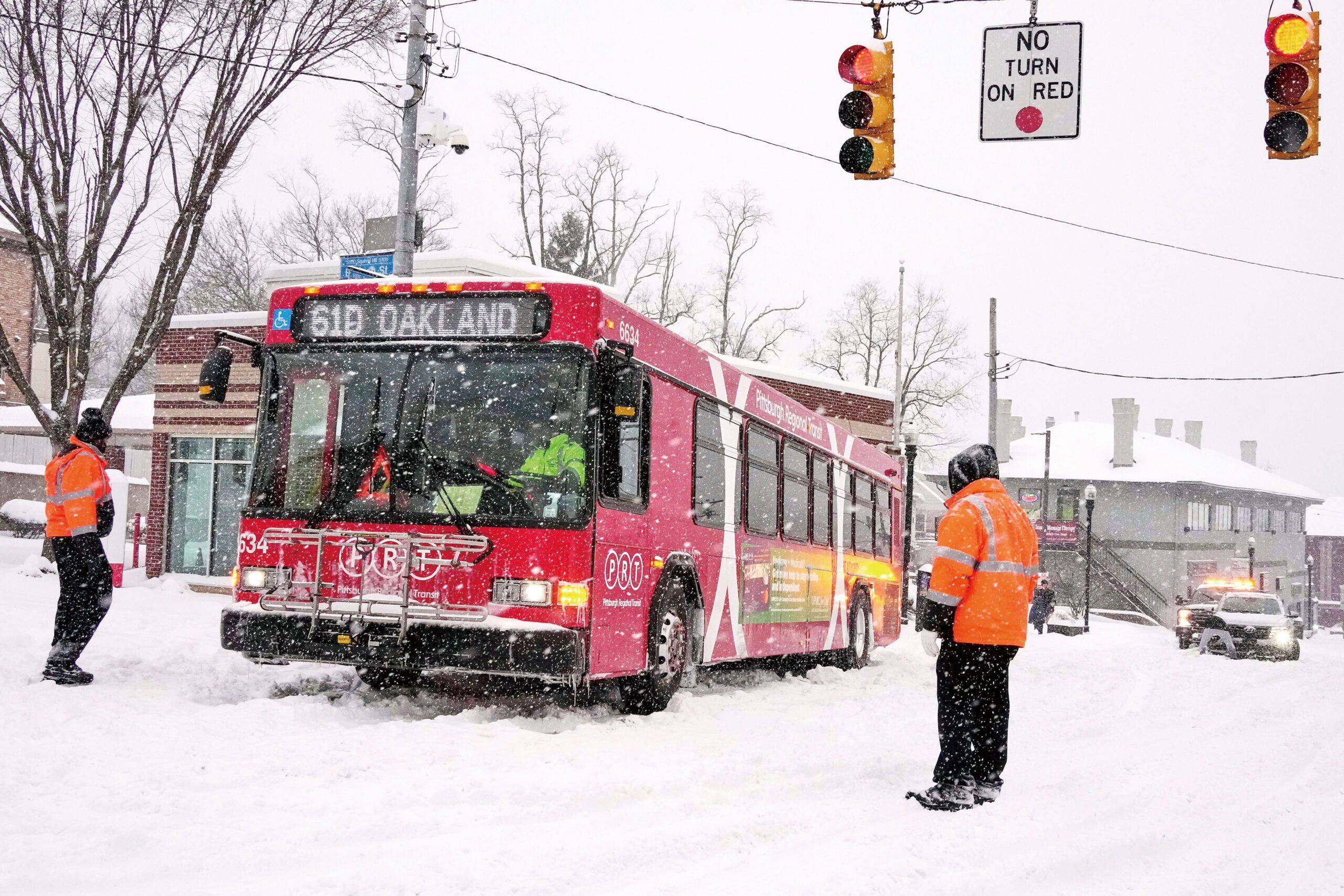匹茲堡地區一輛巴士被困在路上。美聯社