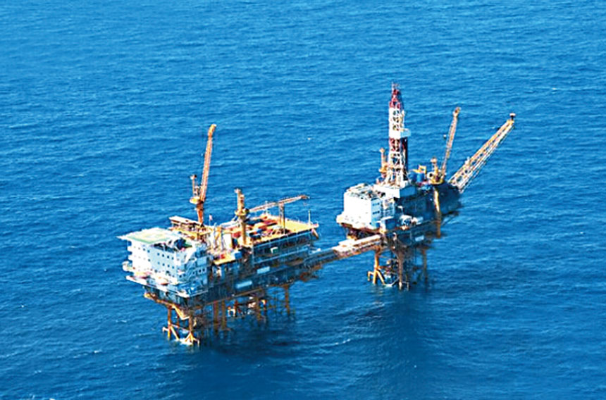 日方指，發現中國的鑽井船於東海展開開採油田活動。網上圖片