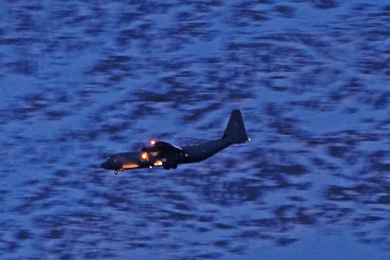 歐洲部隊陸續抵達格陵蘭，圖為一架大力神運輸機準備降落在格陵蘭的機場。路透社