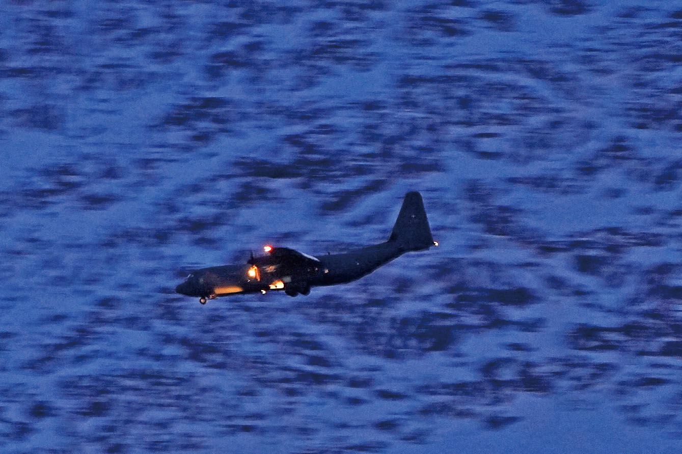 歐洲部隊陸續抵達格陵蘭，圖為一架大力神運輸機準備降落在格陵蘭的機場。路透社