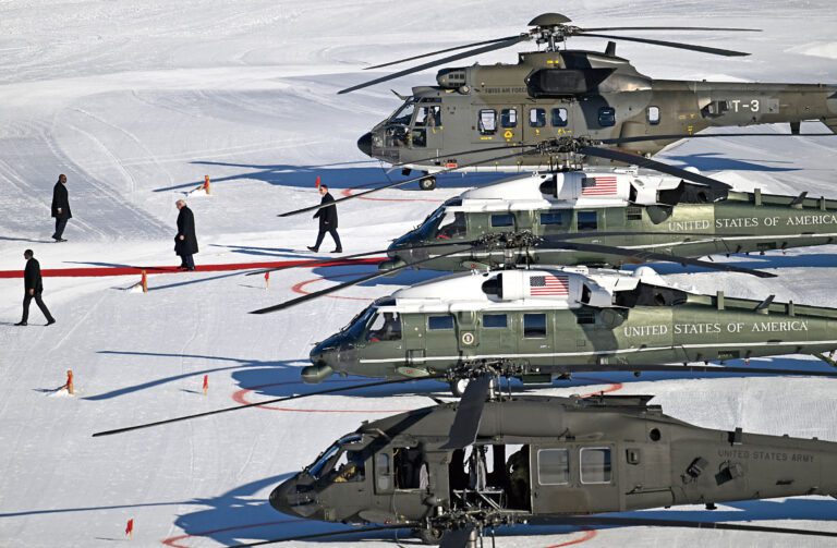 特朗普乘坐的專機停在停機坪。路透社