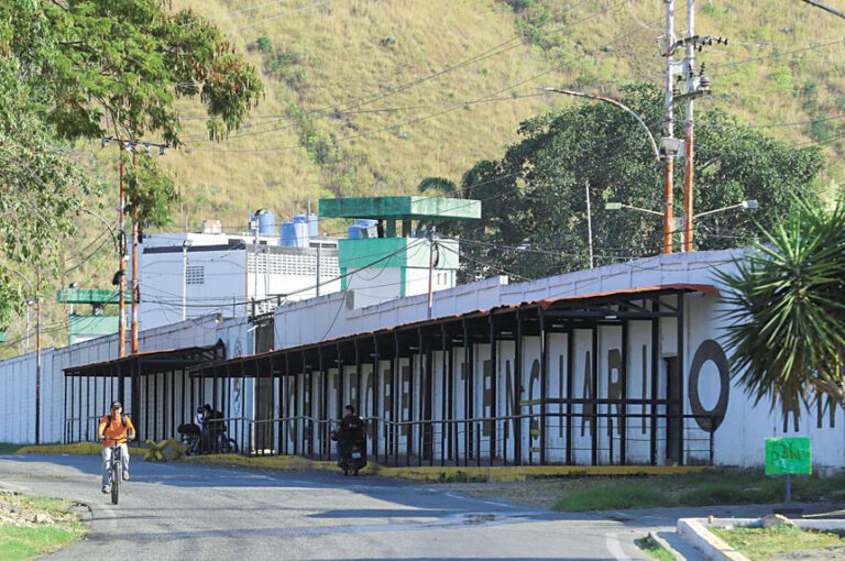 在委內瑞拉托科龍，一名騎單車的民眾經過阿拉瓜監獄中心。路透社