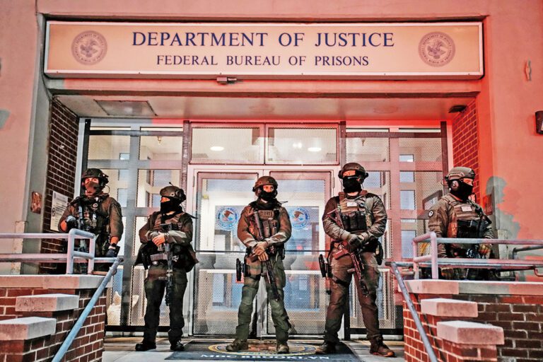 紐約市布魯克林大都會拘留中心旁的司法部大樓外高度警戒。路透社