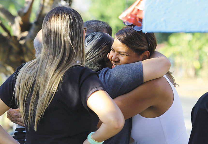 圖為被拘留者的家屬在監獄外聽到消息後擁抱慶祝。路透社