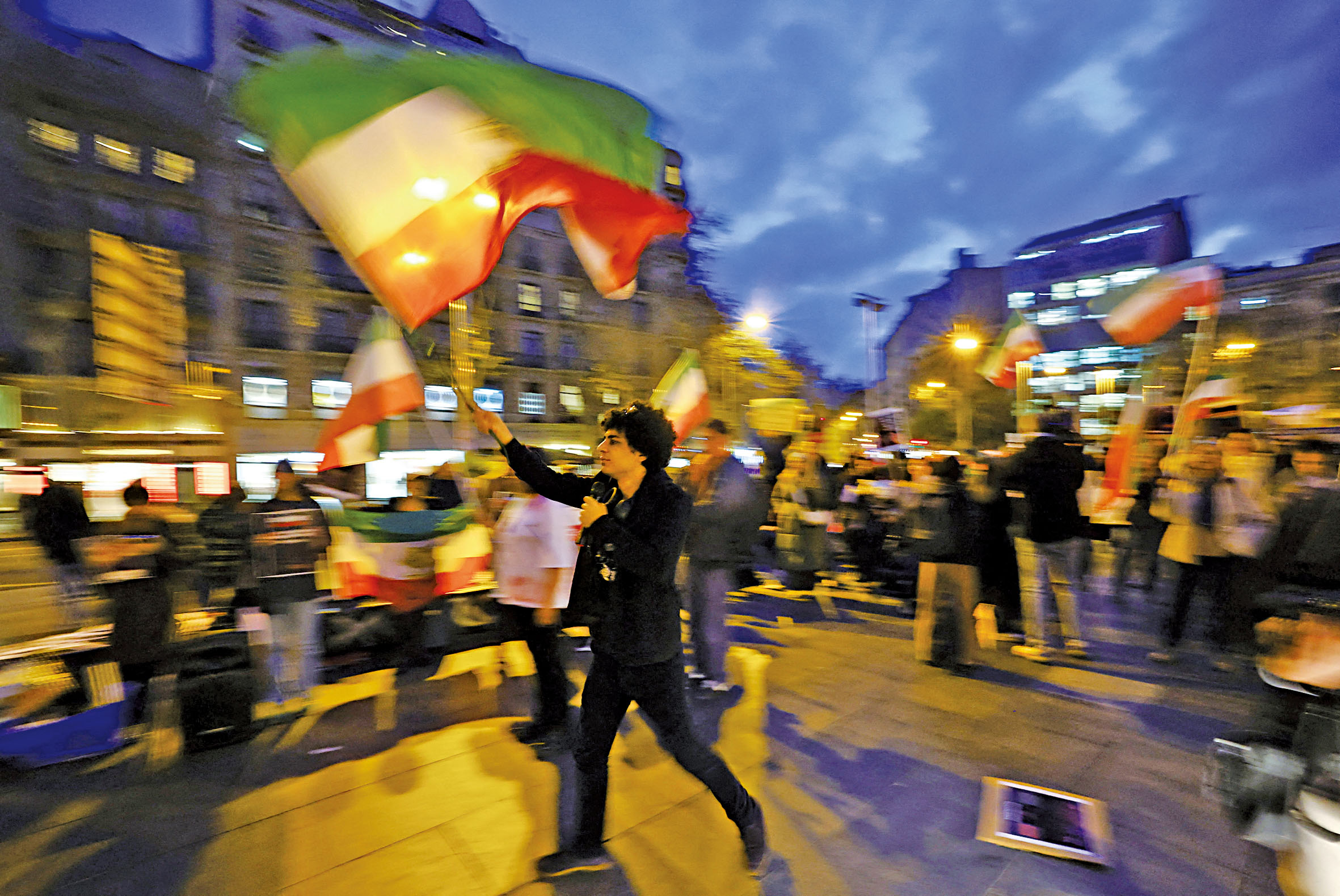 在西班牙，人們揮舞旗幟，聲援伊朗示威遊行。路透社
