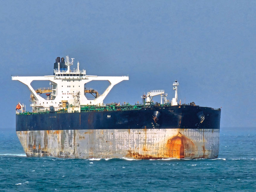 遭美軍追捕的油輪「貝拉1號」現已尋求俄羅斯保護,圖為該船於去年3月航行時畫面。路透社資料圖片