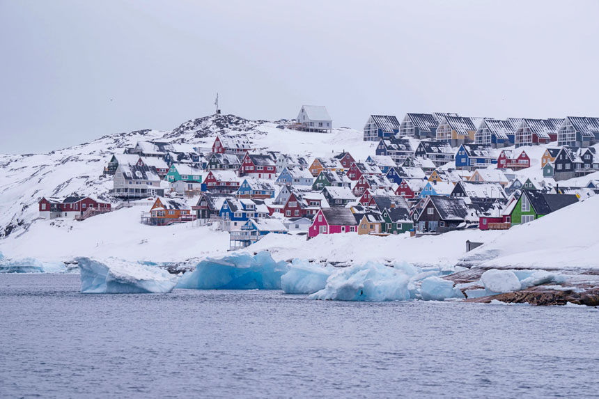 格陵蘭位處俄美之間導彈最短飛行路線上，華盛頓已在當地設有軍事基地。圖為被白雪覆蓋的格陵蘭島最大城市努克。美聯社