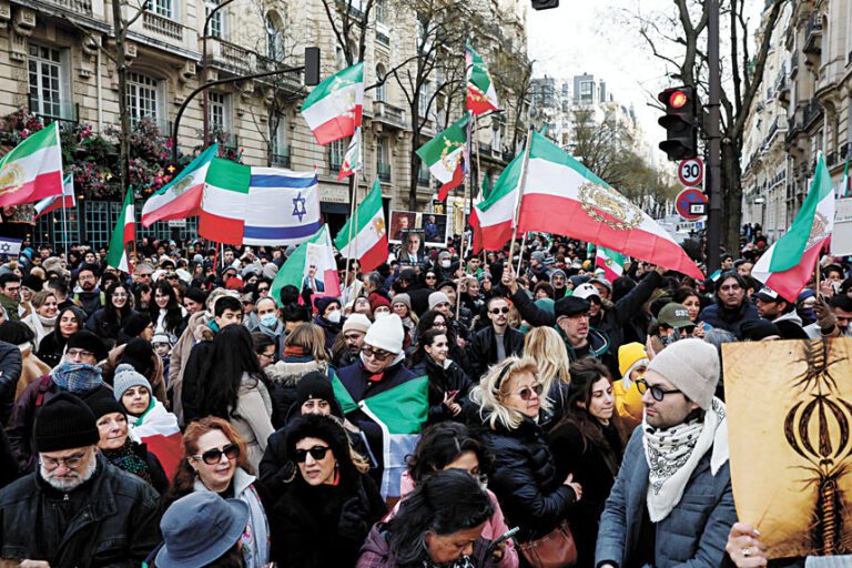 伊朗爆發全國性的抗議活動已將近兩周，至今仍未結束。圖為在英國倫敦，民眾參加聲援伊朗抗議的示威活動。路透社/美聯社