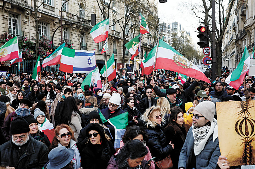 伊朗爆發全國性的抗議活動已將近兩周,至今仍未結束。圖為在英國倫敦,民眾參加聲援伊朗抗議的示威活動。路透社/美聯社