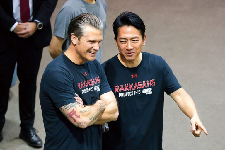 小泉進次郎與赫格塞斯一起參與軍事訓練。路透社