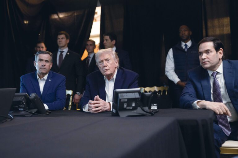 特朗普（中）在海湖莊園與防長赫格塞思、中情局局長拉特克利夫（左）、國務卿魯比奧（右）等官員收看美軍拘捕馬杜羅的行動。美聯社