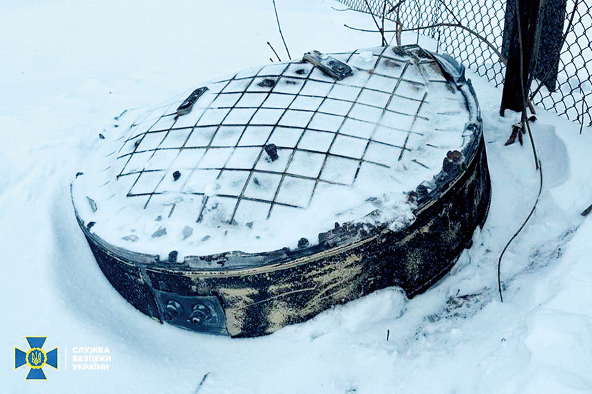 圖為俄羅斯可攜帶核彈頭的「榛樹」高超音速導彈系統部件,被放置在雪地。路透社 .c2/.c3 烏克蘭建築在無人機襲擊中被擊中。路透社