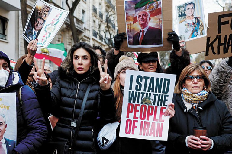 在法國巴黎，民眾上街聲援伊朗示威活動。路透社