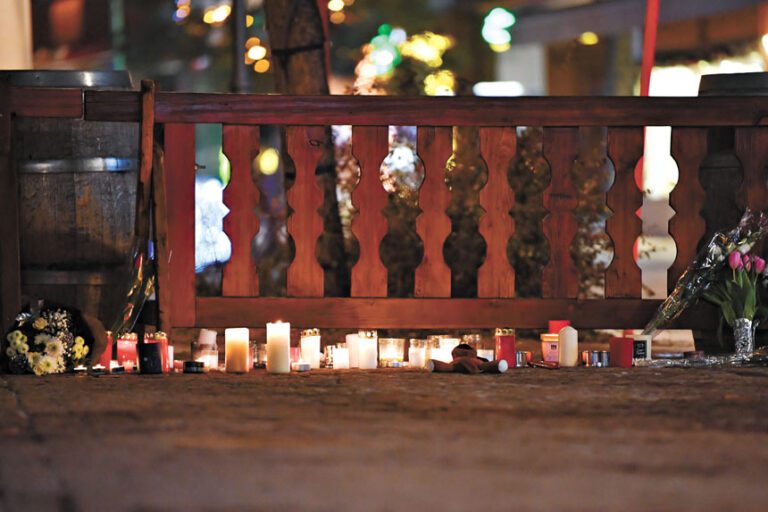 瑞士酒吧跨年夜火災已造成約40人死亡，另有119人受傷。圖為民眾放置在臨時悼念區的鮮花蠟燭。新華社