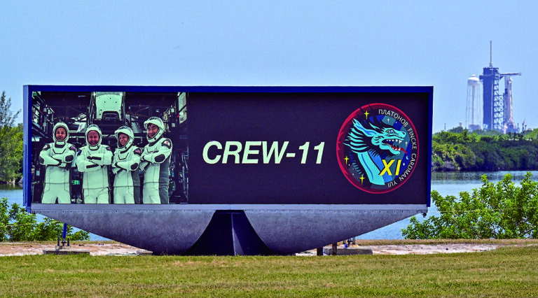 執行Crew-11計劃的四名太空人去年8月乘坐「龍」飛船抵太空站。路透社資料圖片