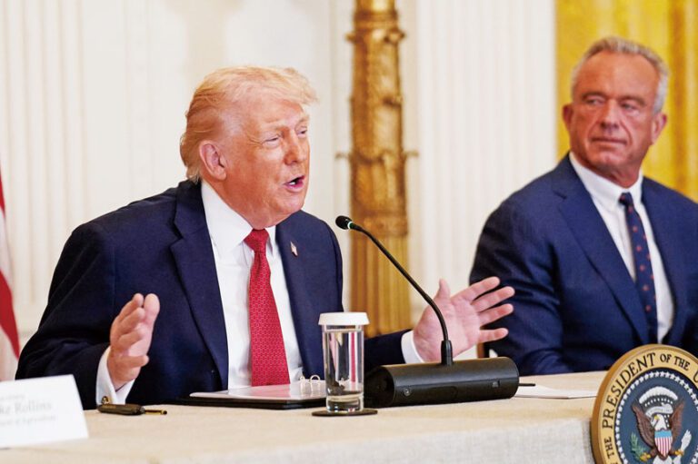 圖為特朗普16日在白宮出席有關醫保的活動時發表講話。路透社