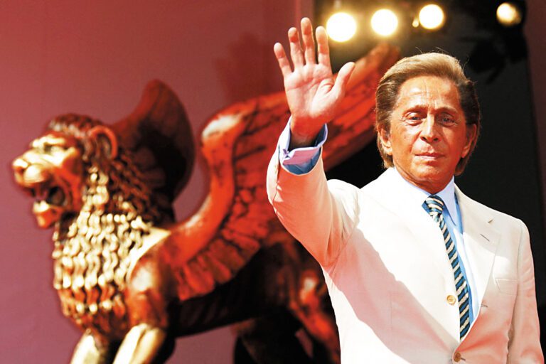 華倫天奴2008年在威尼斯出席美國導演為他拍攝傳記類電影《最後的皇帝》首映式，向觀眾揮手致意。路透社