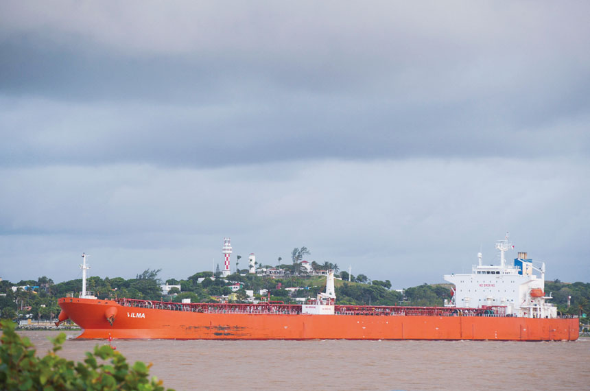 圖為懸掛古巴國旗的油輪，離開墨西哥前往古巴。路透社資料圖片