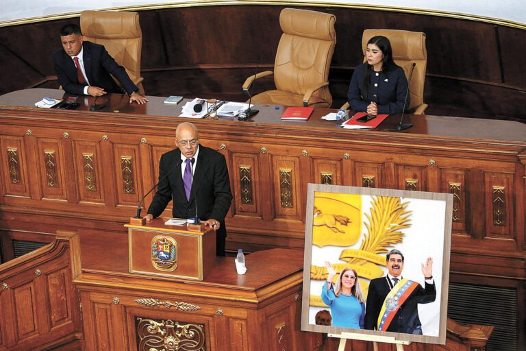 委內瑞拉國民議會5日舉行成立會議，現場擺放了馬杜羅夫婦的畫像。馬杜羅的重要盟友豪爾赫．羅德里格斯（圖）擔任本年度議會主席。路透社