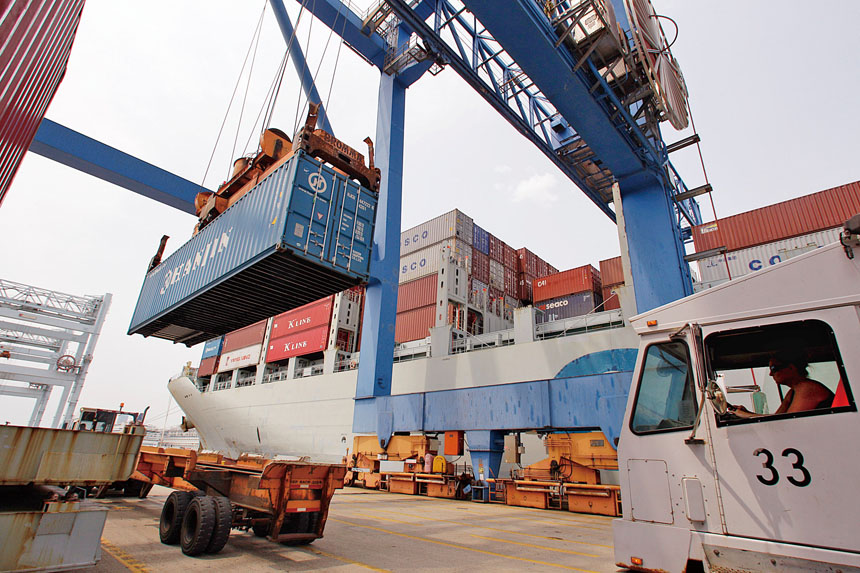 美國商務部8日公布的最新數據顯示，去年10月貿易赤字大幅收窄，圖為一艘貨櫃船在波士頓港的碼頭卸貨。美聯社資料圖片