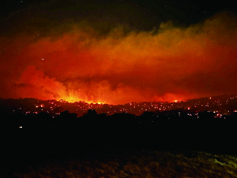 澳洲維多利亞州山火蔓延多日，圖為朗伍德地區的叢林大火仍在燃燒。路透社