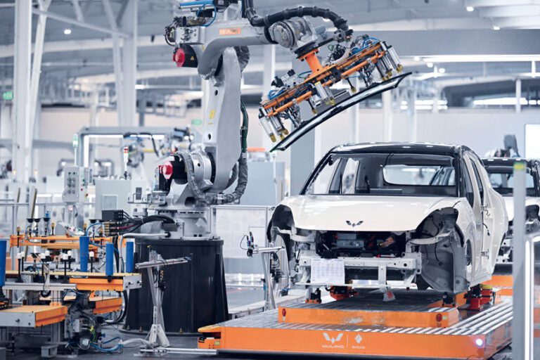 圖為在廣西柳州汽車城的自動化生產線組裝新能源汽車。新華社資料圖片