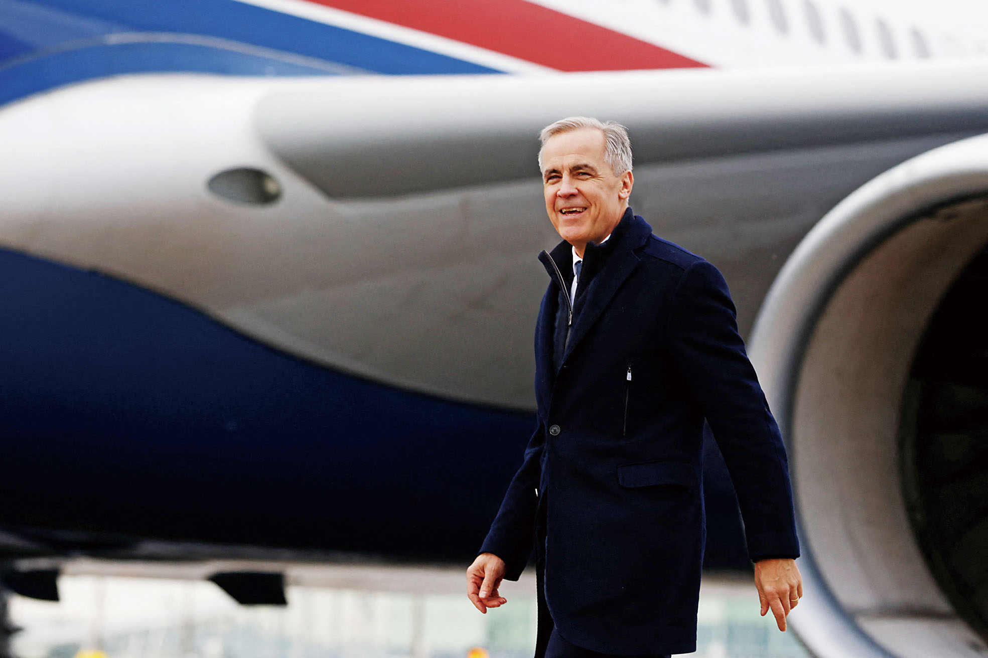 加拿大總理卡尼在溫哥華國際機場登機,出發前往中國展開訪問行程。路透社