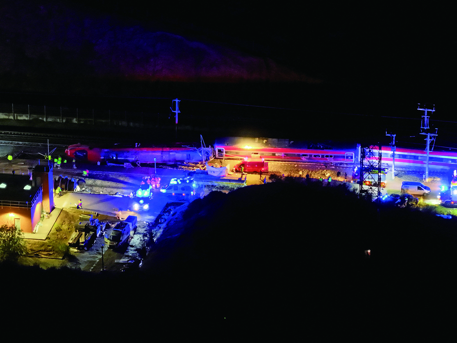 無人機拍攝的畫面顯示，緊急救援人員正在現場展開救援工作。 路透社