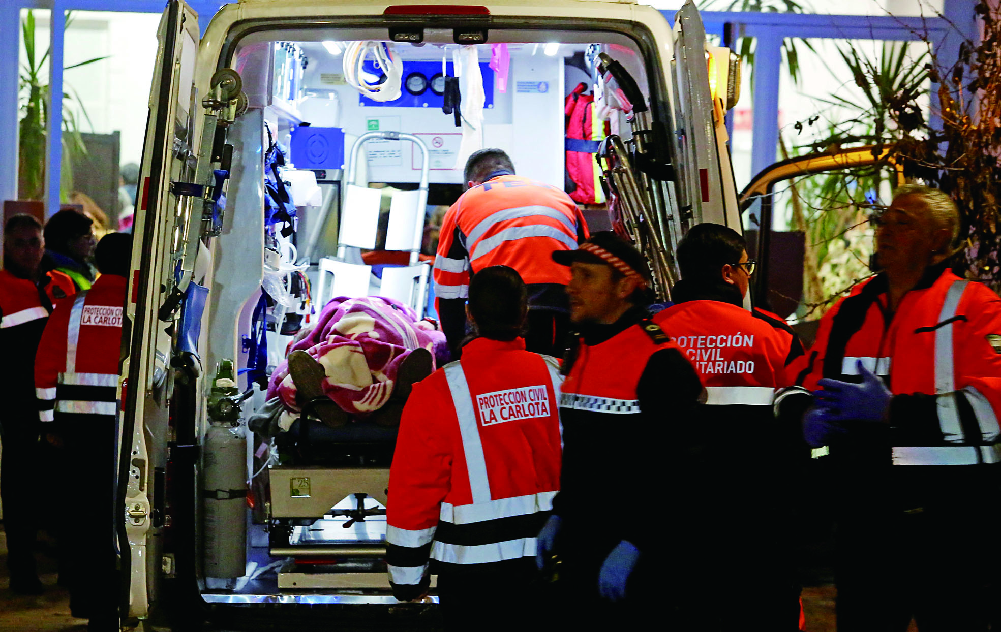 事故發生後，傷者被抬上救護車送院治療。路透社