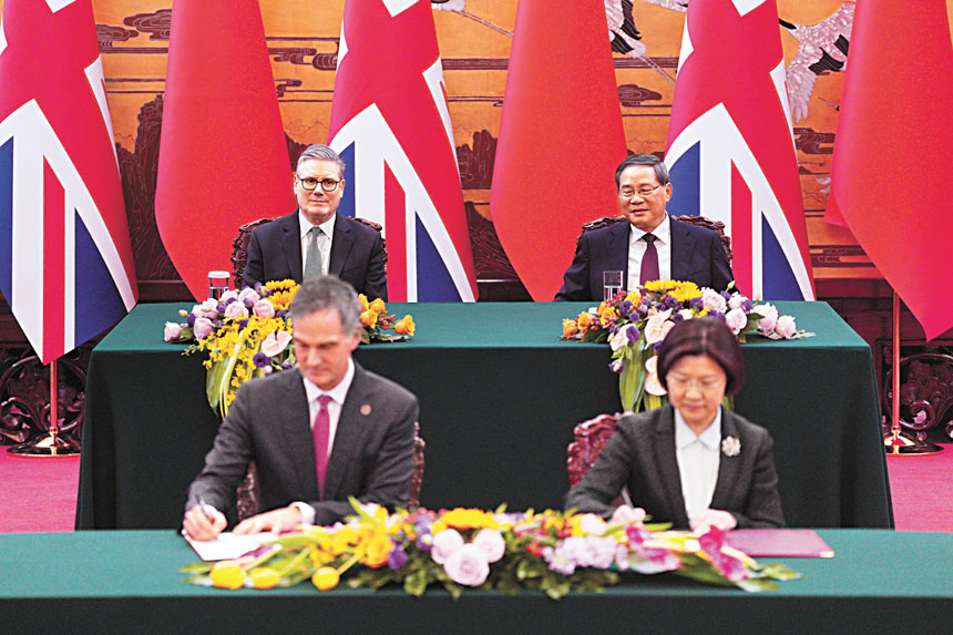 施紀賢與李強見證了雙方簽署多個合作文件。美聯社