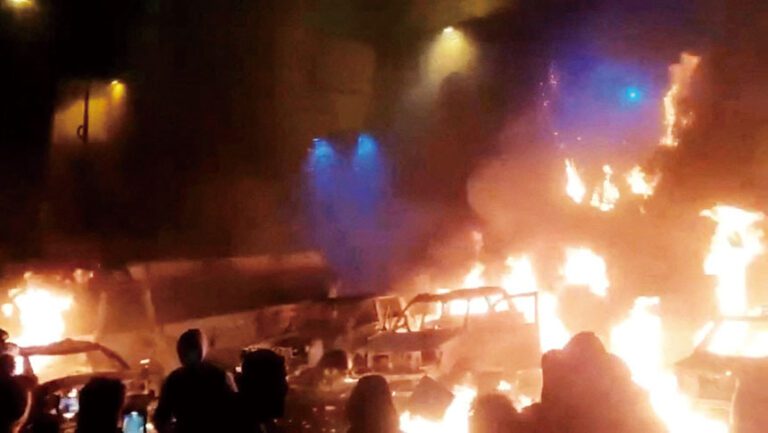 網上視頻顯示，德黑蘭抗議者聚集在燃燒的車輛旁。路透社