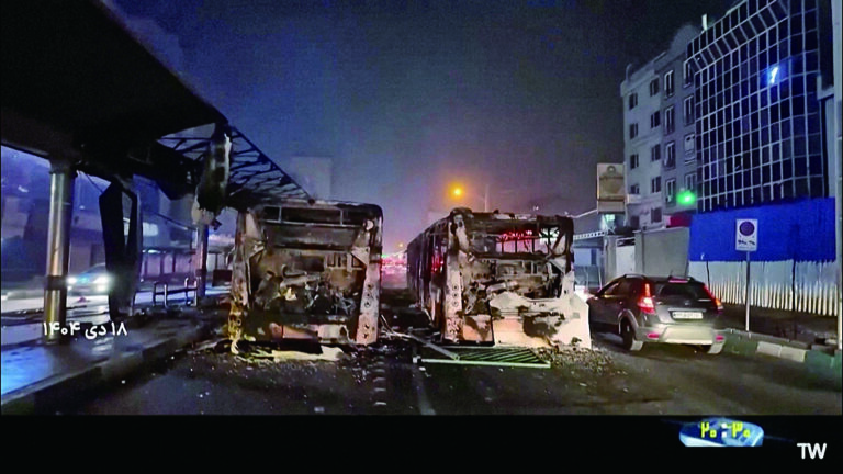 伊朗首都德黑蘭，燒成空殼的車輛停在街頭。路透社