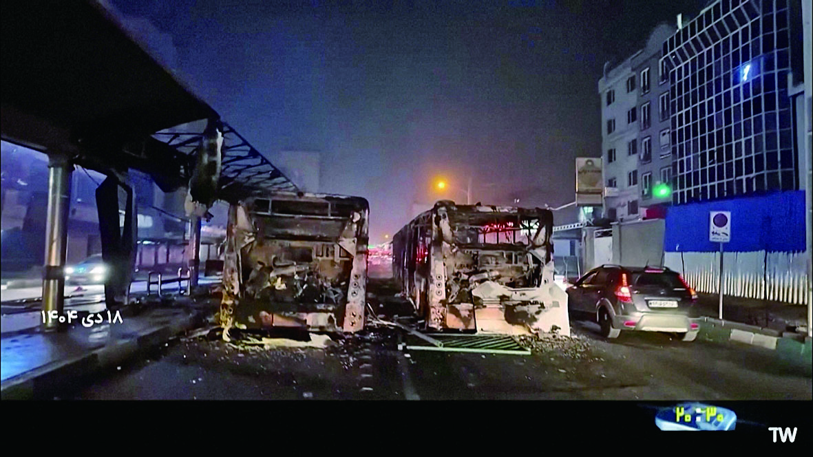伊朗首都德黑蘭,燒成空殼的車輛停在街頭。路透社