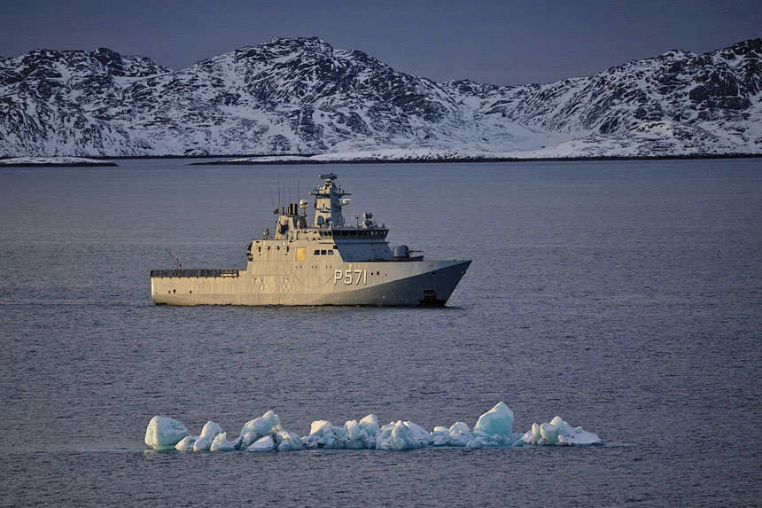 歐洲對格陵蘭增兵部署，圖為一艘海軍艦艇於15日在格陵蘭附近巡邏。 路透社