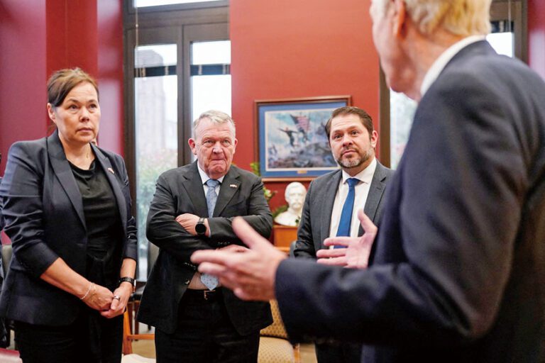 莫茨費爾特（左一）與丹麥外相日前在國會山會見參議員。路透社