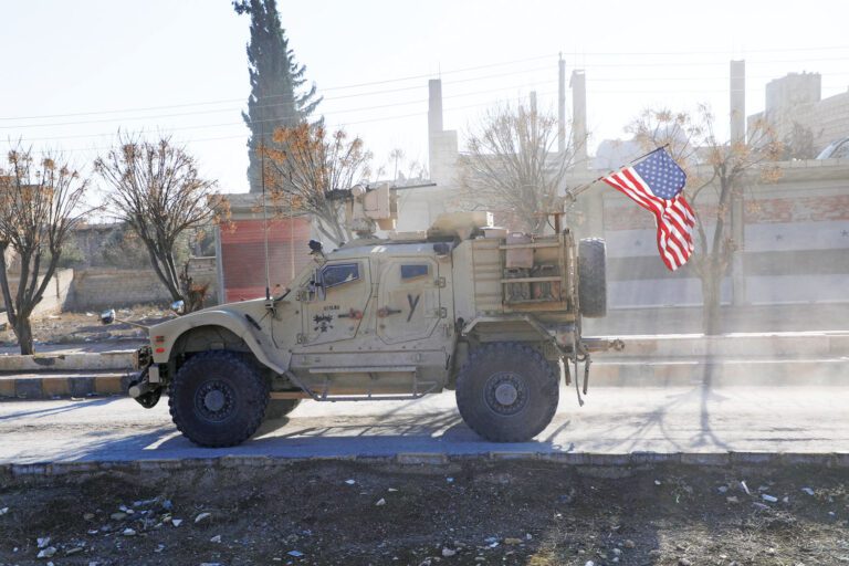 美軍加強打擊力道，確保敘利亞穩定，圖為一輛美軍車輛在敘利亞街頭巡邏。路透社
