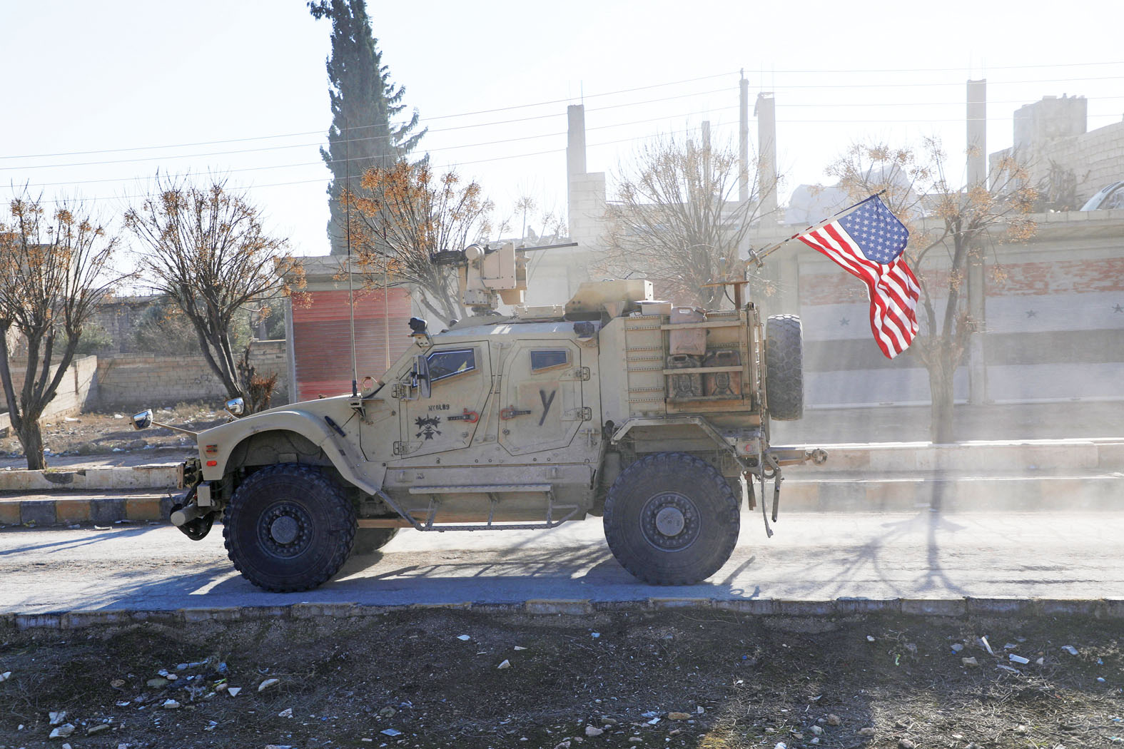 美軍加強打擊力道,確保敘利亞穩定,圖為一輛美軍車輛在敘利亞街頭巡邏。路透社