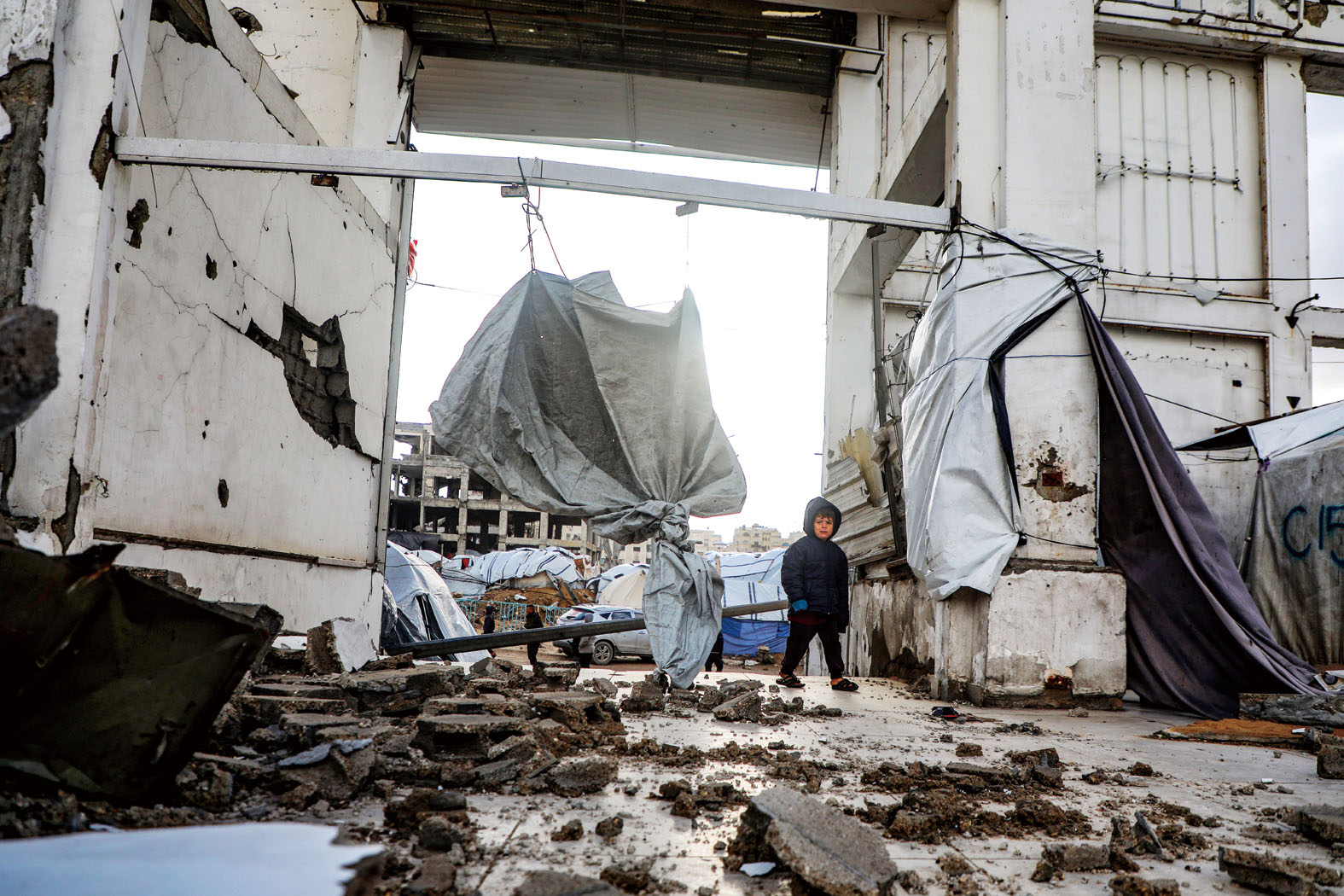 加沙重建問題成焦點，圖為一名巴勒斯坦兒童站在遭損毀的建築旁。新華社