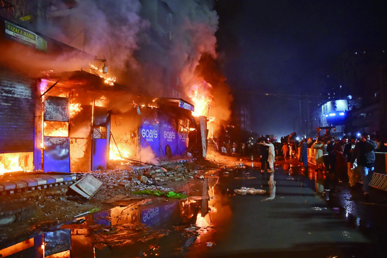 當地居民和救援人員聚集在現場。新華社