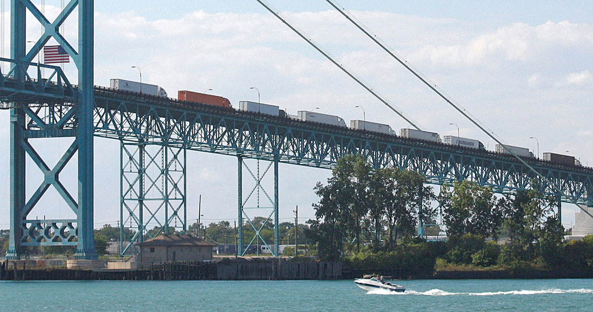 「大使」橋承載美加之間1/3的商品貿易量。圖為從加拿大溫莎市駛往美國底特律市的貨車在大使橋上排成長列。路透社資料圖片