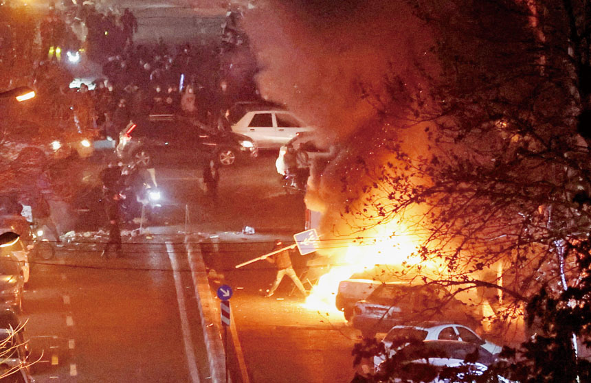 此前有示威者聚集在德黑蘭街頭抗議，並燃燒汽車。路透社資料圖片