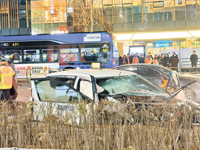 韓國首爾鍾路區鍾閣站前2日下午發生三車相撞事故，圖為事故現場。中新社