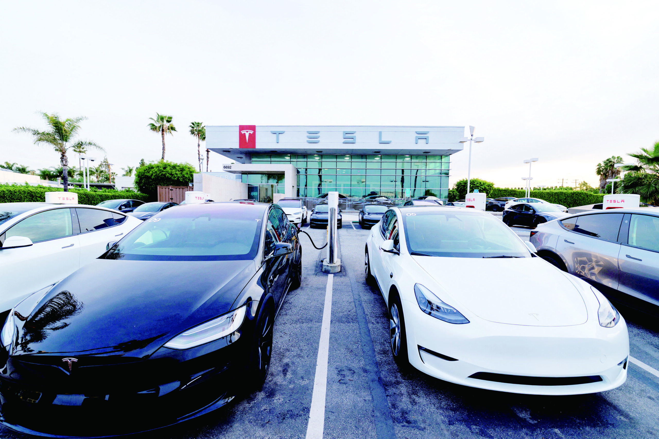 特斯拉財報顯示,全年營收下跌3%,是史上首次出現年度營收下滑。路透社資料圖片