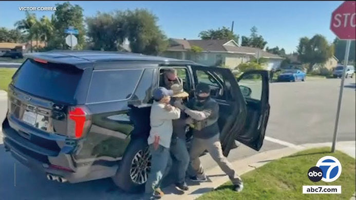 影片顯示，唐尼市的園藝工人與移民官員發生激烈衝突。abc 7