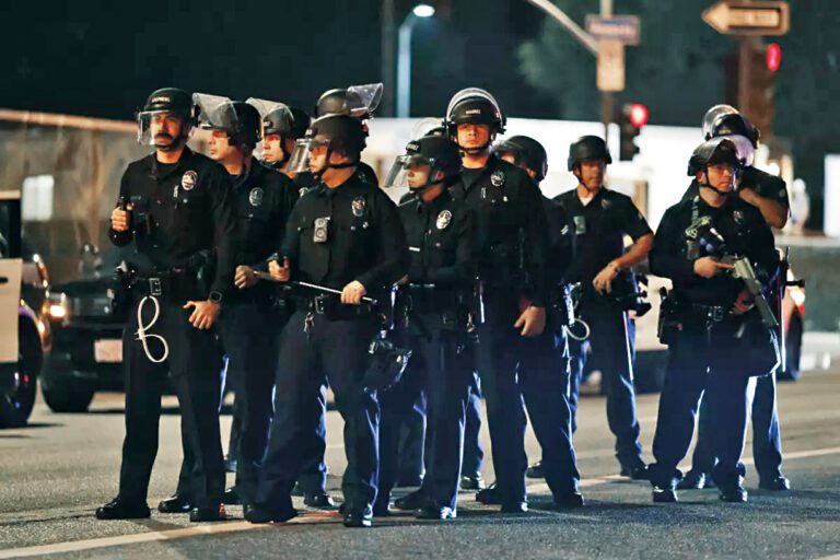 去年9月，洛市警察抵達聯邦大樓外，驅散呼籲移民權利的示威者。洛杉磯時報