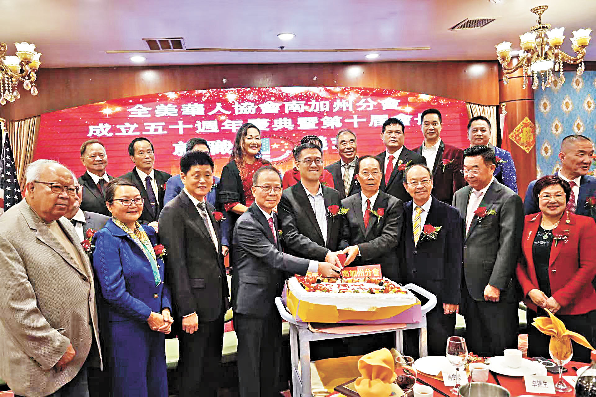 會長交接儀式，新任會長何暢源（左四），郭志強副總領事（左五），卸任會長關健榮（左六）。本報記者攝