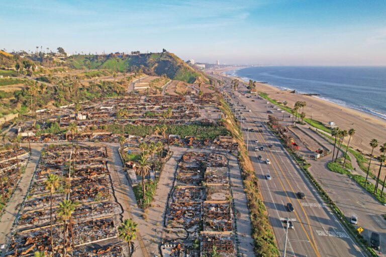 圖為12月洛杉磯帕利塞茲社區一個已清理的街區，多棟在山火中受損的住宅僅餘殘骸。美聯社