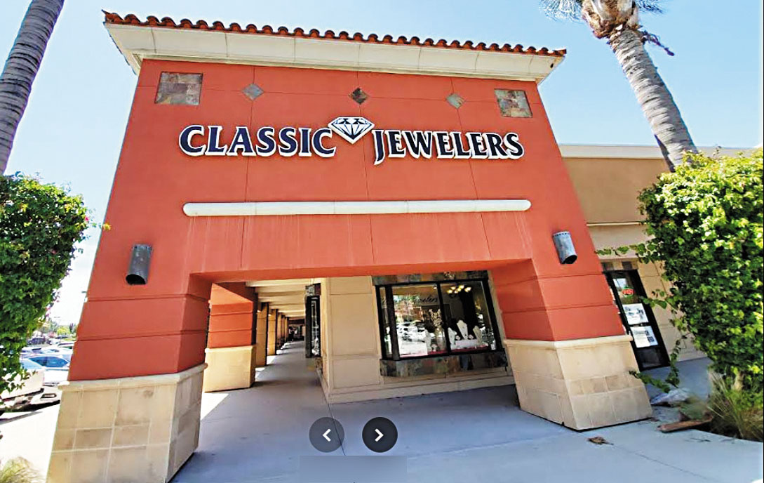 橙縣安納罕的「經典珠寶店」(Classic Jewelers)遭至少8人團夥開車撞入後洗劫。谷歌地圖